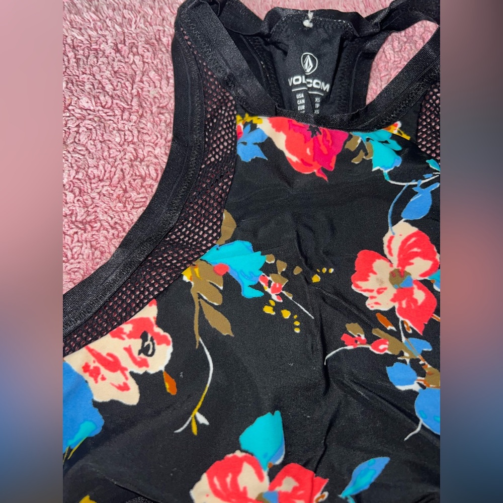 Volcom Racerback Style🌺 Swim Top - Picture 2 of 4